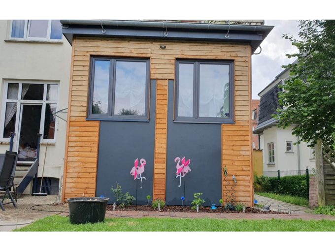 Ein Haus mit aufgemalten Flamingos.