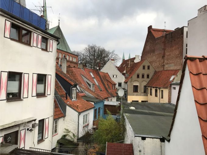 Ein Blick auf eine Häuserzeile in einer Stadt.