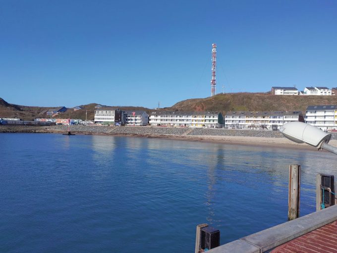 Ein Pier mit Blick auf ein Gewässer.