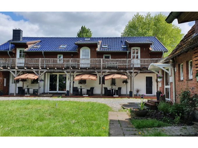 Ein Haus mit blauem Dach und einer Terrasse.